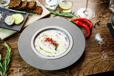 Kudüs enginar-badem kremalı çorba ve deniz tarağı rulosu. Pırasa, badem sütü, sarımsak. Lezzetli, sağlıklı, geleneksel Yahudi yemekleri modern gurme restoranındaki bir masada öğle yemeği için servis ediliyor..