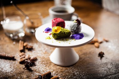 Hurmalardan yapılmış vejetaryen trüf mantarı, bir tepside badem ve fıstık ezmesi. Modern gurme mutfağındaki bir masada öğle yemeği olarak sunulan lezzetli ve sağlıklı yiyecekler..