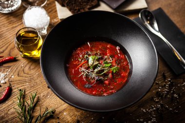 Pancar çorbası, et ve ekşi kremalı çorba. Lezzetli, sağlıklı, geleneksel Rus yemekleri modern gurme restoranındaki bir masada öğle yemeği için servis ediliyor..