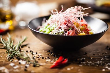 Sığır eti dürtme: cam erişte, avokado, edamame ve mango.