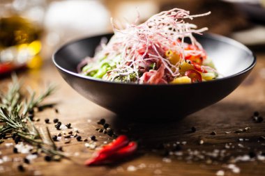 Sığır eti dürtme, cam erişte, avokado, edamame ve mango kasesi. Modern gurme mutfağındaki bir masada öğle yemeği olarak sunulan lezzetli ve sağlıklı yiyecekler..