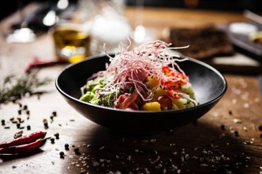 Sığır eti dürtme, cam erişte, avokado, edamame ve mango kasesi. Modern gurme mutfağındaki bir masada öğle yemeği olarak sunulan lezzetli ve sağlıklı yiyecekler..