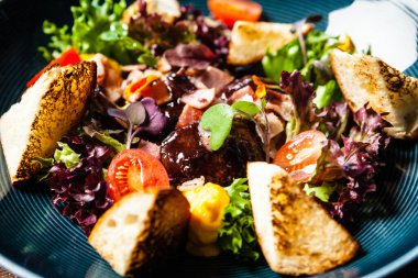 Porto şarabı-bal soslu tavuk ciğeri salatası. Havuç kreması, pastırma, vişneli domates, brioche. Modern gurme yemek restoranında öğle yemeği olarak sunulan lezzetli, sağlıklı geleneksel yemekler..