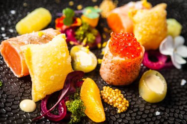 Tuzlu İskoç somonu ve alabalık yumurtası. Salatalık salatalığı ve soğan, Wonton cipsi. Lezzetli sağlıklı İtalyan geleneksel yemekleri modern gurme mutfağında öğle yemeği için servis edilir..