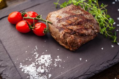 Kiraz domatesli kuzu biftek ve şarap sosu. Modern gurme yemek restoranında öğle yemeği olarak sunulan lezzetli, sağlıklı geleneksel yemekler..