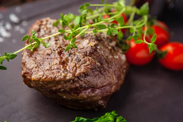 エストニア産牛ヒレ肉ステーキ 現代的なグルメレストランでランチに提供されるおいしい健康的な伝統的なフードクローズアップ — ストック写真