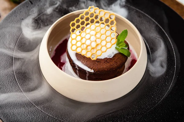 Schokoladenfondant Dunkle Schokolade Himbeersoße Vanilleeis Dessert Köstliches Gesundes Traditionelles Essen — Stockfoto