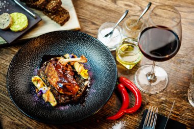 Mısırlı tavuk. Beyaz mercimek, Old Ammerlander peyniri, mini kabak, kırmızı şarap sosu. Modern gurme yemek restoranında öğle yemeği olarak sunulan lezzetli, sağlıklı geleneksel yemekler..