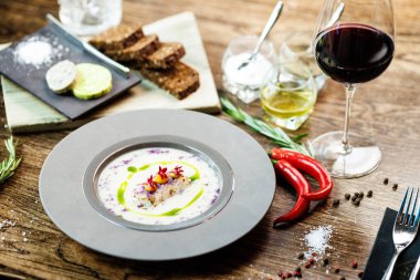 Kudüs enginar-badem kremalı çorba ve deniz tarağı rulosu. Pırasa, badem sütü, sarımsak. Lezzetli, sağlıklı, geleneksel Yahudi yemekleri modern gurme restoranındaki bir masada öğle yemeği için servis ediliyor..