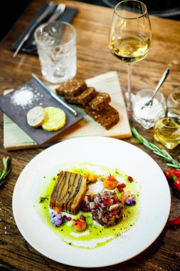 Shiitake ve patates. Vejetaryen. Shiitake mantarı, patates graten, Beluga mercimeği, sarı pancar kreması. Modern gurme yemek restoranında öğle yemeği olarak sunulan lezzetli, sağlıklı geleneksel yemekler..
