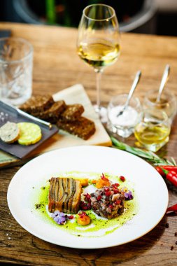 Shiitake ve patates. Vejetaryen. Shiitake mantarı, patates graten, Beluga mercimeği, sarı pancar kreması. Modern gurme yemek restoranında öğle yemeği olarak sunulan lezzetli, sağlıklı geleneksel yemekler..