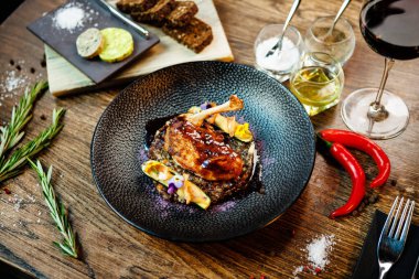 Mısırlı tavuk. Beyaz mercimek, Old Ammerlander peyniri, mini kabak, kırmızı şarap sosu. Modern gurme yemek restoranında öğle yemeği olarak sunulan lezzetli, sağlıklı geleneksel yemekler..