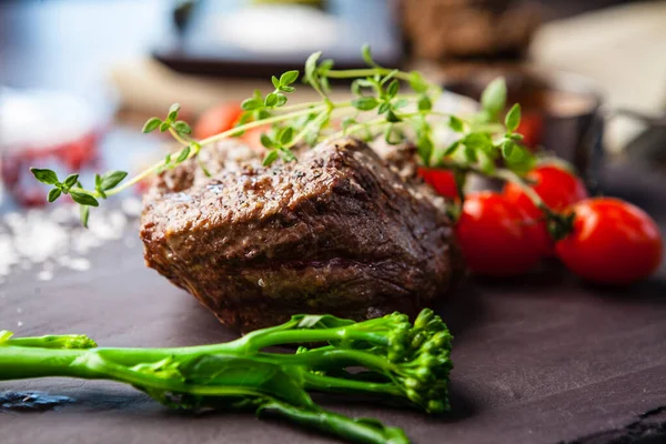 Estonya sığır filetosu bifteği. Modern gurme yemek restoranında öğle yemeği olarak sunulan lezzetli, sağlıklı geleneksel yemekler..
