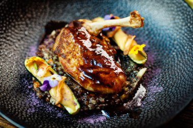 Mısırlı tavuk. Beyaz mercimek, Old Ammerlander peyniri, mini kabak, kırmızı şarap sosu. Modern gurme yemek restoranında öğle yemeği olarak sunulan lezzetli, sağlıklı geleneksel yemekler..