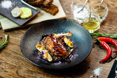 Mısırlı tavuk. Beyaz mercimek, Old Ammerlander peyniri, mini kabak, kırmızı şarap sosu. Modern gurme yemek restoranında öğle yemeği olarak sunulan lezzetli, sağlıklı geleneksel yemekler..