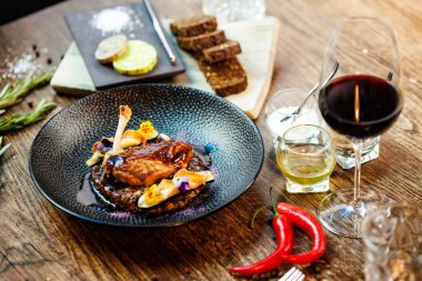 Mısırlı tavuk. Beyaz mercimek, Old Ammerlander peyniri, mini kabak, kırmızı şarap sosu. Modern gurme yemek restoranında öğle yemeği olarak sunulan lezzetli, sağlıklı geleneksel yemekler..