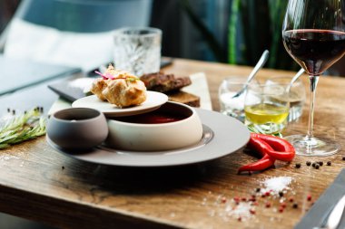 Pancar çorbası, et ve ekşi kremalı çorba. Lezzetli, sağlıklı, geleneksel Ukrayna yemekleri modern gurme mutfağı restoranında öğle yemeğinde servis edilir..