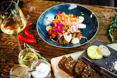 Tavuklu sıcak salata. Badem patatesi, mini romaine marulu, havuç, vişneli domates, pesto, siyah kök cipsi, karamelli ceviz, pancar balzamisi. Modern restoranda yemek servisi var..