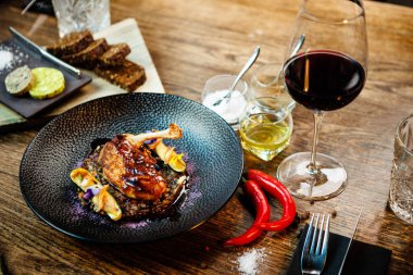 Mısırlı tavuk. Beyaz mercimek, Old Ammerlander peyniri, mini kabak, kırmızı şarap sosu. Modern gurme yemek restoranında öğle yemeği olarak sunulan lezzetli, sağlıklı geleneksel yemekler..