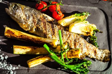 Gökkuşağı alabalığı ızgarada. Sebze, beyaz şarap sosu. Modern gurme yemek restoranında öğle yemeği olarak sunulan lezzetli, sağlıklı geleneksel yemekler..