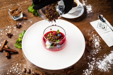 Ahududu-fıstık cenneti adası. Fıstık kreması, ahududu panna cotta, badem fıstığı. Modern gurme yemek restoranında öğle yemeği olarak sunulan lezzetli, sağlıklı geleneksel yemekler..