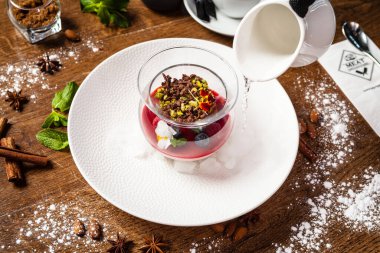 Ahududu-fıstık cenneti adası. Fıstık kreması, ahududu panna cotta, badem fıstığı. Modern gurme yemek restoranında öğle yemeği olarak sunulan lezzetli, sağlıklı geleneksel yemekler..
