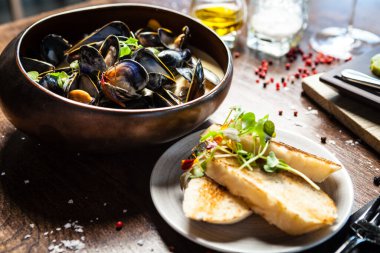 Krema soslu mavi midye. Lezzetli sağlıklı İtalyan geleneksel yemekleri modern gurme mutfağında öğle yemeği için servis edilir..