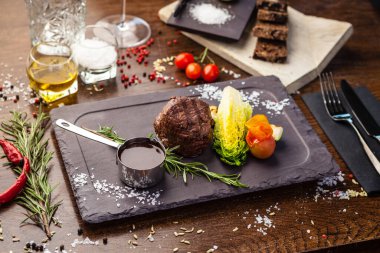 Siyah Angus Chateaubriant bifteği. Brezilya 'dan fileto. Modern gurme yemek restoranında öğle yemeği olarak sunulan lezzetli, sağlıklı geleneksel yemekler..