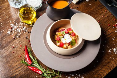 Bouillabaisse, Octopus, mavi midye, ton balığı, kral karides, İskoç somonu. Lezzetli sağlıklı geleneksel Fransız yemekleri modern gurme mutfağında öğle yemeği için servis edilir..