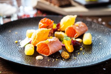 Tuzlu İskoç somonu ve alabalık yumurtası. Salatalık salatalığı ve soğan, Wonton cipsi. Lezzetli sağlıklı İtalyan geleneksel yemekleri modern gurme mutfağında öğle yemeği için servis edilir..