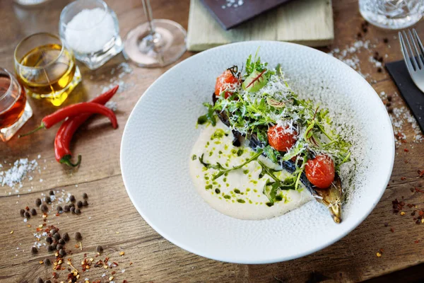 Vejetaryen Sıcak Kuşkonmaz Brokoli Salatası Vejetaryen Peyniri Lezzetli Sağlıklı Vejetaryen — Stok fotoğraf