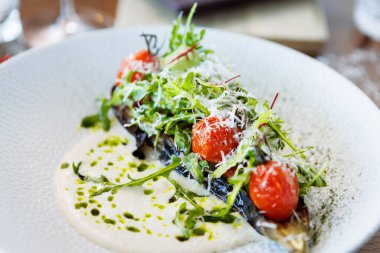 Vejetaryen, sıcak kuşkonmaz ve brokoli salatası, vejetaryen peyniri. Lezzetli sağlıklı vejetaryen yemekleri modern gurme mutfağında bir masada öğle yemeği olarak servis edilir..