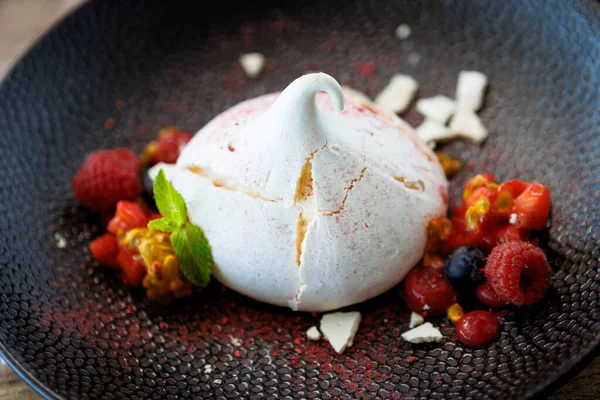 Κέικ Βατόμουρο Pavlova Κρέμα Πάθους Φράουλα Μαρέγκα Delicious Γλυκό Επιδόρπιο Εικόνα Αρχείου