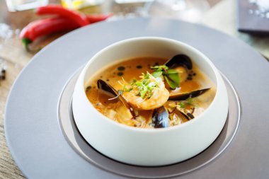 Deniz mahsullü karides bisküvisi. Kral karides, mavi midye, morina balığı, krem şanti. Modern gurme yemek restoranında öğle yemeği olarak servis edilen lezzetli geleneksel yemekler..