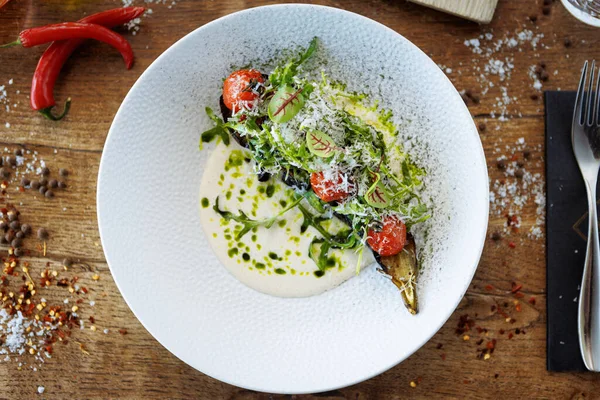 Vejetaryen Sıcak Kuşkonmaz Brokoli Salatası Vejetaryen Peyniri Lezzetli Sağlıklı Vejetaryen — Stok fotoğraf