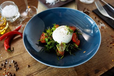 Paprika-mantar reçelli burrata ve vişneli domates salatası. Lezzetli sağlıklı İtalyan geleneksel yemekleri modern gurme mutfağında öğle yemeği için servis edilir..