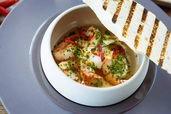 Shrimp Pil Pil Riesengarnelen Knoblauch Chili Und Baguette Köstliches Traditionelles Stockfoto