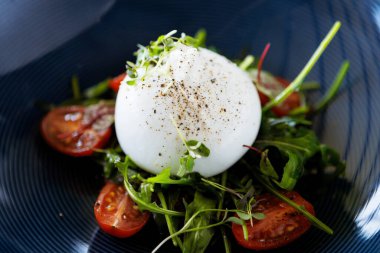 Paprika-mantar reçelli burrata ve vişneli domates salatası. Lezzetli sağlıklı İtalyan geleneksel yemekleri modern gurme mutfağında öğle yemeği için servis edilir..