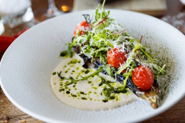 Vejetaryen, sıcak kuşkonmaz ve brokoli salatası, vejetaryen peyniri. Lezzetli sağlıklı vejetaryen yemekleri modern gurme mutfağında bir masada öğle yemeği olarak servis edilir..