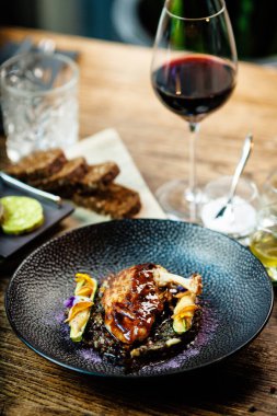 Mısırlı tavuk. Beyaz mercimek, Old Ammerlander peyniri, mini kabak, kırmızı şarap sosu. Modern gurme yemek restoranında öğle yemeği olarak sunulan lezzetli, sağlıklı geleneksel yemekler..