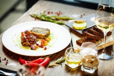 Shiitake ve patates. Vejetaryen. Shiitake mantarı, patates graten, Beluga mercimeği, sarı pancar kreması. Modern gurme yemek restoranında öğle yemeği olarak sunulan lezzetli, sağlıklı geleneksel yemekler..