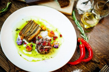 Shiitake ve patates. Vejetaryen. Shiitake mantarı, patates graten, Beluga mercimeği, sarı pancar kreması. Modern gurme yemek restoranında öğle yemeği olarak sunulan lezzetli, sağlıklı geleneksel yemekler..