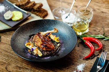 Mısırlı tavuk. Beyaz mercimek, Old Ammerlander peyniri, mini kabak, kırmızı şarap sosu. Modern gurme yemek restoranında öğle yemeği olarak sunulan lezzetli, sağlıklı geleneksel yemekler..