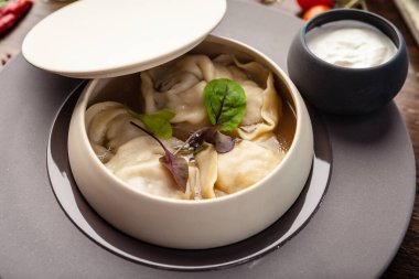 Siyah Angus bifteği, el yapımı börek. Biberli, sarımsaklı tereyağlı ve ekşi kremalı salatalık. Modern gurme yemek restoranında öğle yemeği olarak sunulan lezzetli, sağlıklı geleneksel yemekler..