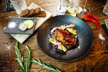 Mısırlı tavuk. Beyaz mercimek, Old Ammerlander peyniri, mini kabak, kırmızı şarap sosu. Modern gurme yemek restoranında öğle yemeği olarak sunulan lezzetli, sağlıklı geleneksel yemekler..