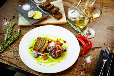 Shiitake ve patates. Vejetaryen. Shiitake mantarı, patates graten, Beluga mercimeği, sarı pancar kreması. Modern gurme yemek restoranında öğle yemeği olarak sunulan lezzetli, sağlıklı geleneksel yemekler..