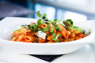 Dana eti, mantar ve mavi peynir bleu d'auvergne domates makarna