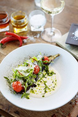 Vejetaryen, sıcak kuşkonmaz ve brokoli salatası, vejetaryen peyniri. Lezzetli sağlıklı vejetaryen yemekleri modern gurme mutfağında bir masada öğle yemeği olarak servis edilir..