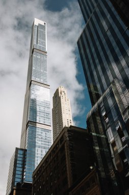 New York City, ABD - 6 Nisan 2024: Central Park Kulesi Manhattan 'ın üzerine yükseliyor, modern cam mimarisini gözler önüne seriyor ve şehrin ikonik gökdeleninde yüksek binalar inşa ediyor..