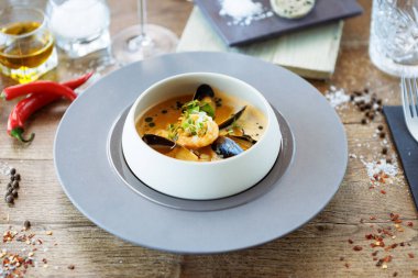 Deniz mahsullü karides bisküvisi. Kral karides, mavi midye, morina balığı, krem şanti. Modern gurme yemek restoranında öğle yemeği olarak servis edilen lezzetli geleneksel yemekler..